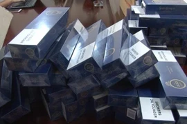 Thu giữ gần 100 cây thuốc lá ngoại nhập lậu trên xe khách