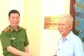 CATP Hà Nội đi thăm tặng quà các gia đình thương binh, liệt sĩ