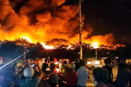 Hàng trăm cảnh sát chữa cháy xưởng sản xuất nến