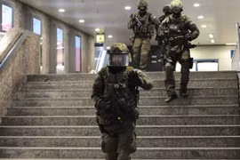 Khoảnh khắc tay súng 18 tuổi xả súng điên cuồng vào người dân ở Munich, Đức