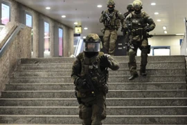 Khoảnh khắc tay súng 18 tuổi xả súng điên cuồng vào người dân ở Munich, Đức