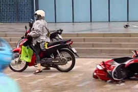 Bão số 1 – Hà Nội: Gió giật quật ngã hàng loạt người đi xe máy