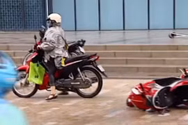 Bão số 1 – Hà Nội: Gió giật quật ngã hàng loạt người đi xe máy