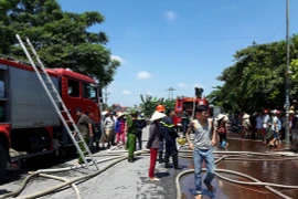 Cháy cửa hàng vàng mã: Bố mẹ bất lực nhìn con, cháu tử vong