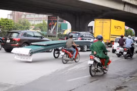 Cần xử lý nghiêm xe thô sơ chở hàng cồng kềnh gây mất an toàn giao thông