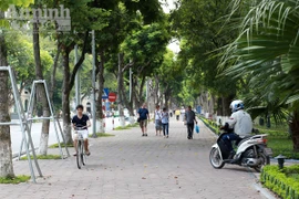 Phản cảm hình ảnh phóng xe máy trên vỉa hè khu vực quanh hồ Hoàn Kiếm