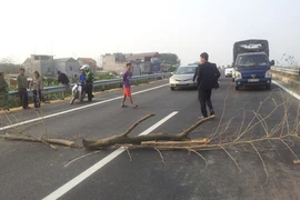 Dân lại chặn cao tốc Nội Bài- Lào Cai đòi... nợ