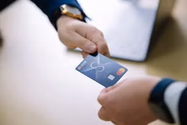 Doanh nghiệp tìm thấy nhiều giải pháp chi phí với thẻ tín dụng SHB