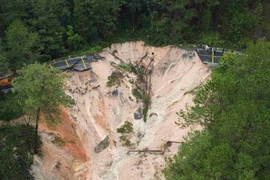 Cục Đường bộ khẩn cấp hỗ trợ Lâm Đồng 5.000 rọ đá để xử lý các điểm sạt lở 