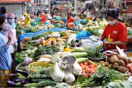 Giá thực phẩm cao do mưa lũ kéo CPI tháng 10 tăng nhẹ 0,2%