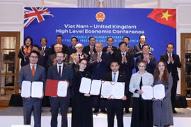 Bộ trưởng Tài chính trao các văn kiện hợp tác với Vương quốc Liên hiệp Anh và Bắc Ireland