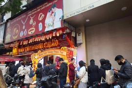 Giá vàng đẩy lên 91 triệu đồng/lượng, người dân xếp hàng dài mua