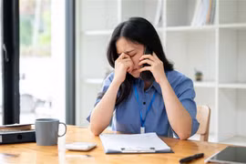 Cười ra nước mắt chuyện lương nhân viên bảo hiểm mỗi tháng mua được 1 lượng vàng