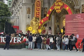 Giá vàng ngấp nghé kỷ lục, nhiều người đem vàng bán chốt lời sát ngày vía Thần Tài