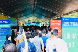 Không khí sôi động tại khu nhận Bib giải chạy đêm