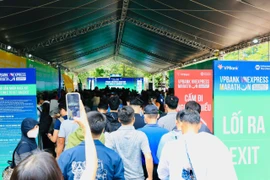 Không khí sôi động tại khu nhận Bib giải chạy đêm