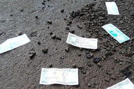 Rải tiền lẻ ra đường trong đám tang có thể bị phạt tới 15 triệu đồng?