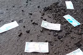 Rải tiền lẻ ra đường trong đám tang có thể bị phạt tới 15 triệu đồng?