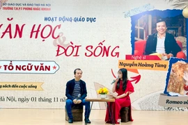 Nghe nghệ sĩ Nguyễn Hoàng Tùng truyền cảm hứng về tình yêu văn học cho các em học sinh