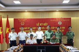 Ký quy chế phối hợp thông tin tạm hoãn xuất cảnh người nợ thuế bằng phương thức điện tử