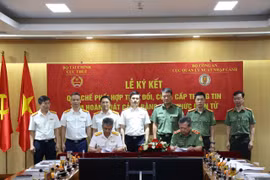 Ký quy chế phối hợp thông tin tạm hoãn xuất cảnh người nợ thuế bằng phương thức điện tử
