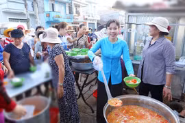 Việt Hương tận tay phục vụ món chay cho người lao động nghèo