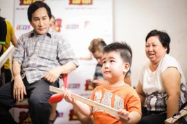 Con trai 2 tuổi của Kim Tử Long đại náo trường quay Danh hài đất Việt