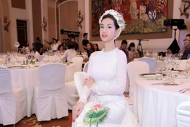 Quỳnh Chi xinh đẹp, dịu dàng trong tà áo dài