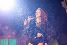 Mặc mưa lạnh, Bảo Anh và Dương Triệu Vũ mang "lửa" đến với công nhân