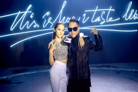 Bảo Anh mặc áo kim loại nặng 20kg, quay MV nóng bỏng