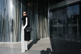 Lê Thúy đẹp mê hồn với trang phục họa tiết trái tim