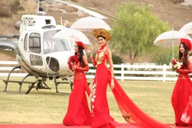 Á hậu Kim Nguyên duyên dáng thướt tha với tà áo dài Kim Hạc tại Mỹ