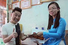 Don Nguyễn giả dạng điệp viên tìm kiếm cô giáo tiểu học