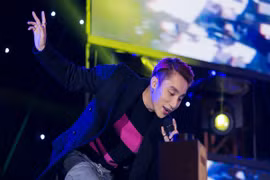 Sơn Tùng M-TP cởi phăng áo khoác vì sức nóng của sinh viên Hà Nội