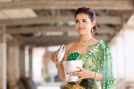 Á hậu Sơn Thị Du Ra lộng lẫy với trang phục cưới truyền thống Khmer