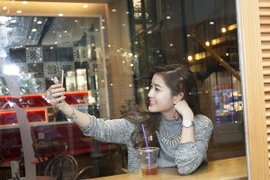 Bắt gặp Á hậu Huyền My một mình “lang thang” ở Sài Gòn