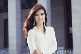 Diễn viên Kim Tuyến xinh đẹp thanh lịch xuống phố