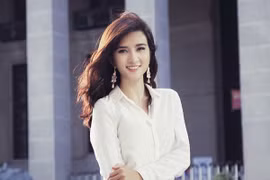 Diễn viên Kim Tuyến xinh đẹp thanh lịch xuống phố