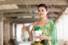 Á hậu Sơn Thị Du Ra lộng lẫy với trang phục cưới truyền thống Khmer