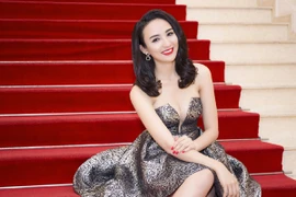 Hoa hậu Ngọc Diễm diện váy sành điệu khoe vòng 1 gợi cảm