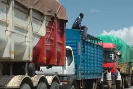 1.500 xe tải kẹt cứng trên đoạn đường dài 50km