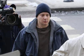 Một cảnh sát Mỹ bị buộc tội bắn chết thiếu niên da màu