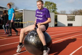 Cưỡi bóng hơi đi 16km