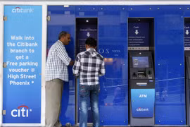 Xác thực chủ thẻ ATM bằng máy quét nhãn cầu