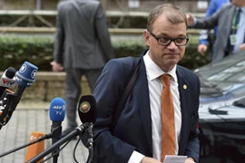 Máy bay hết chỗ, Thủ tướng Phần Lan phải ngồi trong toilet