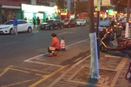 Bắt cha mẹ già ngồi giữ chỗ đỗ xe ô tô