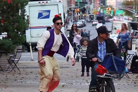 Aladdin bay lượn trên đường phố New York