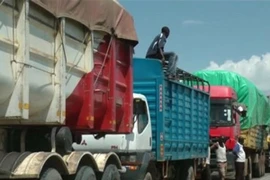 1.500 xe tải kẹt cứng trên đoạn đường dài 50km