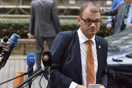 Máy bay hết chỗ, Thủ tướng Phần Lan phải ngồi trong toilet