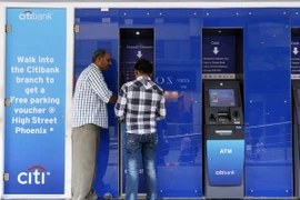 Xác thực chủ thẻ ATM bằng máy quét nhãn cầu